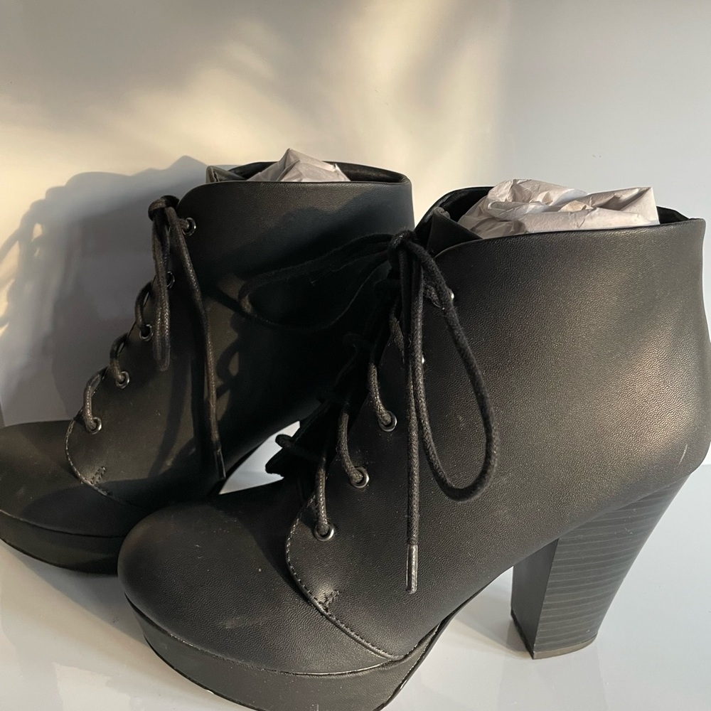 New Shoe boots Marcorepublic size 8 leather like nice heel.